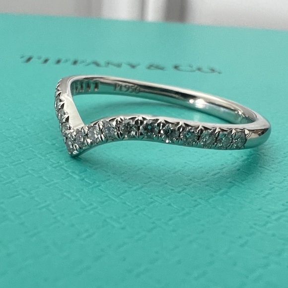 Beautiful V ring - Picture 3 of 14